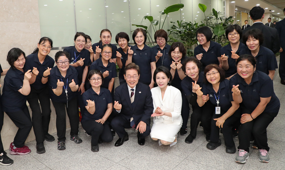 이재명 대통령과 김혜경 여사가 4일 오전 서울 여의도 국회에서 제21대 대통령 취임 선서를 마친 뒤 청소 노동자들과 기념 촬영하고 있다. 뉴스1
