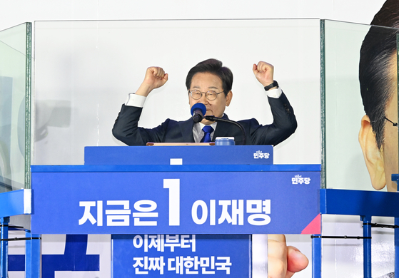 이재명 대통령이 4일 오전 서울 여의도 국회 앞에서 열린 국민 개표방송 행사에서 연설을 하고 있다. 공동취재