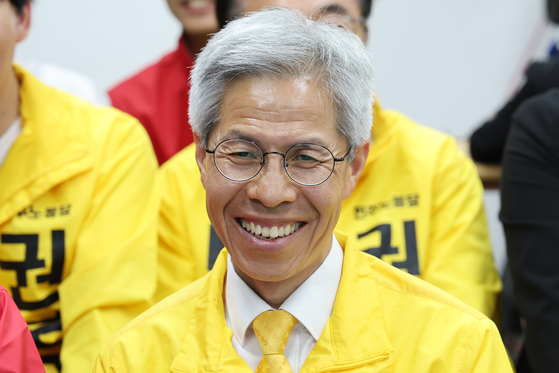 권영국 민주노동당 대통령 후보가 3일 서울시 구로구 선거캠프에 마련된 제21대 대통령선거 개표상황실에서 출구조사 결과를 지켜보고 있다. 뉴스1
