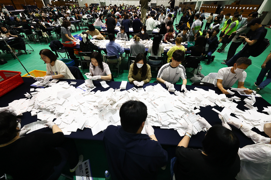 제21대 대통령선거 투표일인 3일 오후 서울 관악구 서울대학교 체육관에 마련된 개표소에서 선거사무원들이 개표작업을 하고 있다. 김종호 기자