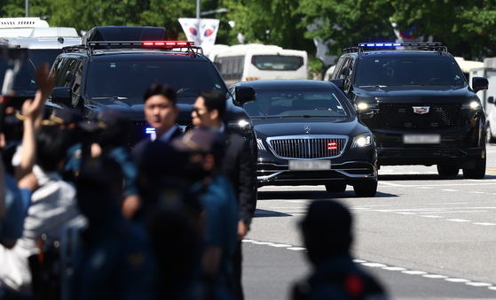이재명 대통령이 4일 오전 서울 여의도 국회에서 제21대 대통령 취임 선서를 하기 위해 차량을 타고 이동하고 있다. 뉴스1