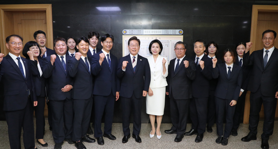 이재명 대통령과 김혜경 여사가 4일 오전 서울 여의도 국회에서 제21대 대통령 취임 선서를 마친 뒤 방호직원들과 기념촬영을 하고 있다. 뉴스1