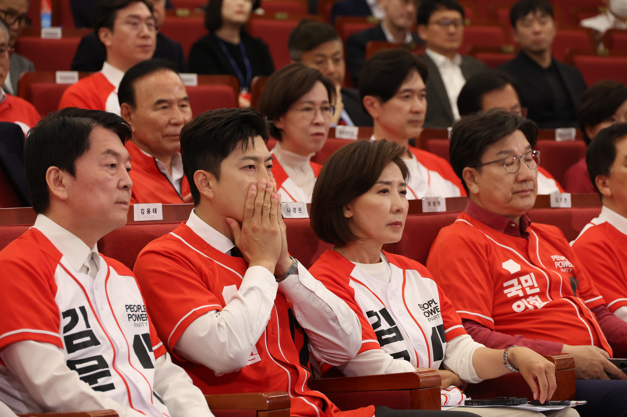 국민의힘 김용태 비상대책위원장, 권성동 원내대표, 안철수, 나경원 의원 등이 3일 서울 여의도 국회도서관에 마련된 국민의힘 제21대 대통령선거 개표상황실에서 방송사 출구조사 결과를 지켜보고 있다. 연합뉴스