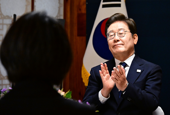 이재명 대통령이 4일 오후 서울 여의도 국회 사랑재에서 열린 제21대 대통령 취임 기념 오찬에 참석해 박수를 치고 있다. 임현동 기자