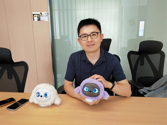 저우위수(周玉黍) 베이징 멍유(萌友)스마트테크회사 공동 창립자가 AI 반려동물 '로펫(ROPET)'을 보여주고 있다. 신화통신