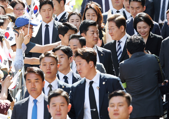 이재명 대통령과 김혜경 여사가 제21대 대통령 임기를 시작한 4일 오전 인천 계양구 자택 앞에서 열린 주민 환송 행사를 마친 후 국립서울현충원으로 향하고 있다. 뉴스1