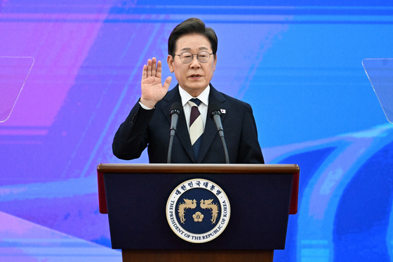 이재명 대통령이 4일 서울 여의도 국회에서 제21대 대통령 취임 선서를 하고 있다. 뉴스1