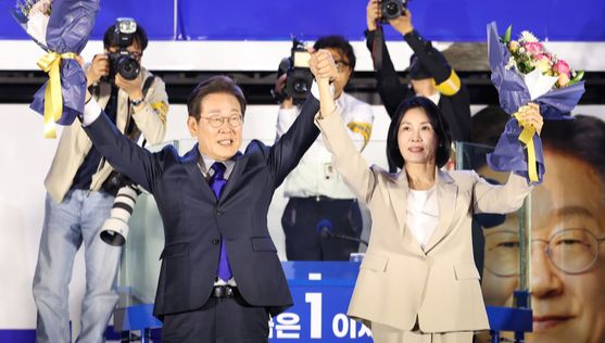 제21대 대통령 당선이 확실시되는 이재명 더불어민주당 대통령 후보 4일 서울 여의도 국회 앞에 마련된 더불어민주당의 국민개표방송시청 현장에서 지지자들에게 감사 인사를 하고있다. 김성룡 기자