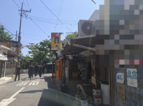 4일 오전 9시쯤 용산 대통령실 인근 식당가. 검은 선글라스를 착용하고 무전기를 구비한 경찰 기동대원들이 식사를 위해 이동 중이다. 사진 김성진 기자
