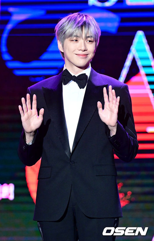[OSEN=최규한 기자] 28일 오후 서울 동대문 DDP에서 ‘2024SEOULCONAPANSTARAWARDS’ 시상식이 열렸다.올해 10주년을 맞이한 이번 시상식은 지상파,OTT등 전 채널을 아우른다.가수 강다니엘이 포토타임을 하고 있다. 2024.12.28 / dreamer@osen.co.kr