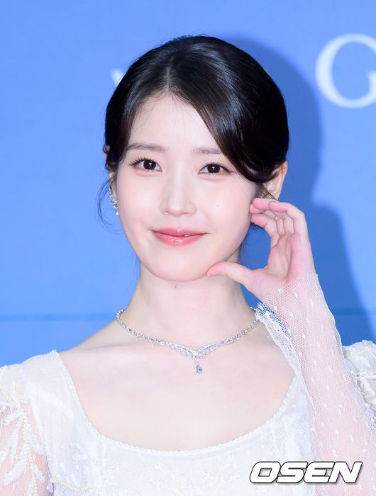 [OSEN=이대선 기자] 5일 오후 서울 강남구 코엑스 D홀에서 ‘제61회 백상예술대상 with 구찌’ 레드카펫 행사가 열렸다.방송·영화·연극을 아우르는 국내 유일무이 종합 예술 시상식 ‘제61회 백상예술대상 with 구찌’는 JTBC·JTBC2·JTBC4에서 동시 생중계, 프리즘·네이버TV·치지직에서 디지털 생중계된다.배우 아이유가 레드카펫을 밟고 있다. 2025.05.05 /sunday@osen.co.kr