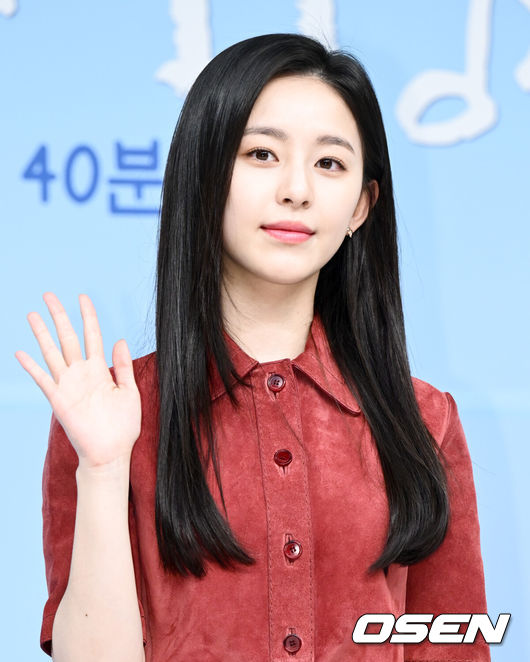 [OSEN=조은정 기자]SBS 드라마‘사계의 봄’ 제작발표회가 28일 서울시 양천구 SBS 방송센터에서 열렸다.‘사계의 봄’은 ‘검은태양’ ‘연인’으로 감각적인 연출력을 뽐낸 김성용 감독이 메가폰을 잡고, ‘밴드 명가’ FNC가 제작을, ‘드라마 왕국’ SBS가 편성을 맡아 2009년 센세이션을 일으킨 ‘미남이시네요’의 계보를 잇는 신감각 청춘 음악 로맨스 드라마다. 주연으로 나서는 하유준, 박지후, 이승협은 신선한 매력과 색다른 케미로 시청자들의 뇌리에 강하게 자리매김할 인생 연기를 펼친다.배우 박지후가 포즈를 취하고 있다. 2025.04.28 /cej@osen.co.kr