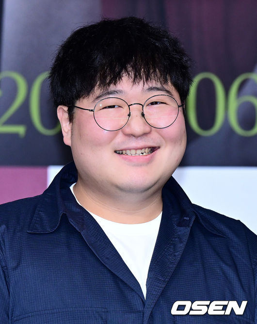 [OSEN=지형준 기자] 5일 오전 서울 상암동 MBC에서 MBC 새 일일드라마 ‘태양을 삼킨 여자’ 제작발표회가 열렸다.오는 9일(월) 첫 방송을 앞두고 있는 ‘태양을 삼킨 여자’는 피해자가 가해자로 둔갑한 세상, 하나뿐인 딸의 이름으로 재벌가에 맞선 한 여자의 처절한 복수극을 그린 작품이다.김진형 PD가 포즈를 취하고 있다. 2025.06.05 /jpnews@osen.co.kr