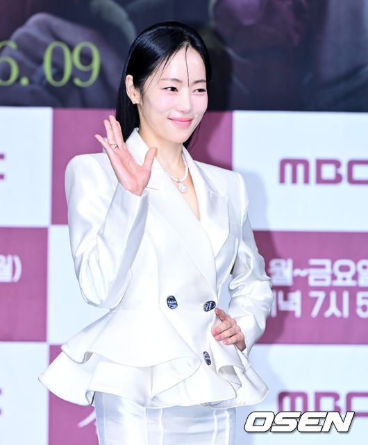 [OSEN=지형준 기자] 5일 오전 서울 상암동 MBC에서 MBC 새 일일드라마 ‘태양을 삼킨 여자’ 제작발표회가 열렸다.오는 9일(월) 첫 방송을 앞두고 있는 ‘태양을 삼킨 여자’는 피해자가 가해자로 둔갑한 세상, 하나뿐인 딸의 이름으로 재벌가에 맞선 한 여자의 처절한 복수극을 그린 작품이다.배우 윤아정이 포즈를 취하고 있다. 2025.06.05 /jpnews@osen.co.kr