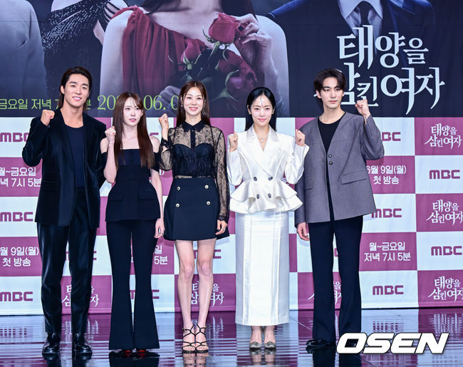 [OSEN=지형준 기자] 5일 오전 서울 상암동 MBC에서 MBC 새 일일드라마 ‘태양을 삼킨 여자’ 제작발표회가 열렸다.오는 9일(월) 첫 방송을 앞두고 있는 ‘태양을 삼킨 여자’는 피해자가 가해자로 둔갑한 세상, 하나뿐인 딸의 이름으로 재벌가에 맞선 한 여자의 처절한 복수극을 그린 작품이다.배우 서하준, 이루다, 장신영, 윤아정, 오창석이 포즈를 취하고 있다. 2025.06.05 /jpnews@osen.co.kr