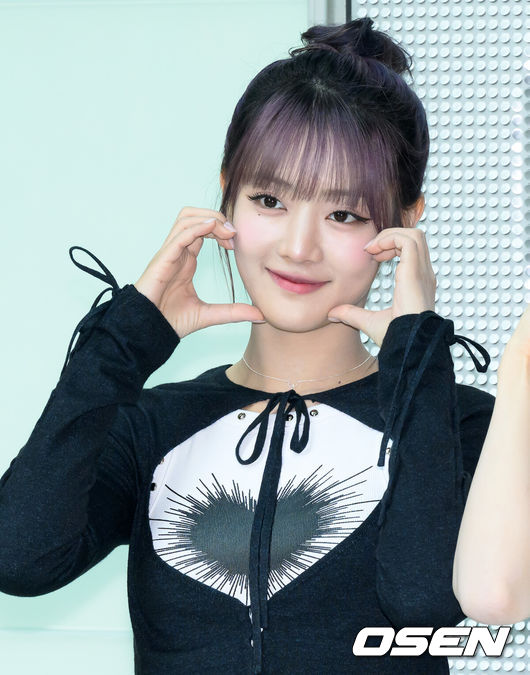 [OSEN=이대선 기자] 27일 오후 서울 양천구 목동 SBS에서 파워FM 라디오 '두시탈출 컬투쇼' 생방송이 진행됐다.이날 그룹 아이들이 방송에 출연했다.아이들 민니가 방송국으로 향하며 인사를 하고 있다. 2025.05.27 /sunday@osen.co.kr