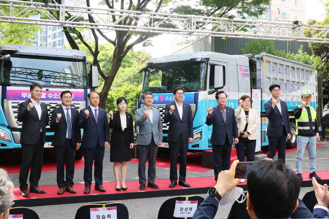 왼쪽부터 현대차 부산지역본부장 홍정호 상무, 현대차 에너지&수소정책담당 신승규 전무, (왼쪽에서 여섯번째) 박형준 부산시장 등 주요 관계자들이 기념사진을 촬영하고 있다. 