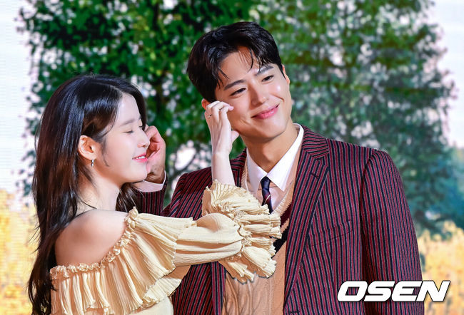[OSEN=지형준 기자] 5일 오후 서울 영등포구 여의도동 콘래드 서울 호텔에서 넷플릭스 시리즈 '폭싹 속았수다' 제작발표회가 열렸다.‘폭싹 속았수다’는 제주에서 태어난 ‘요망진 반항아’ 애순이(아이유)와 ‘팔불출 무쇠’ 관식이(박보검)의 모험 가득한 일생을 사계절로 풀어낸 넷플릭스 시리즈다. ‘동백꽃 필 무렵’, ‘쌈 마이웨이’ 임상춘 작가와 ‘미생’, ‘시그널’, ‘나의 아저씨’ 김원석 감독이 의기투합했다.배우 아이유, 박보검이 포토타임을 하고 있다. 2025.03.05 /jpnews@osen.co.kr