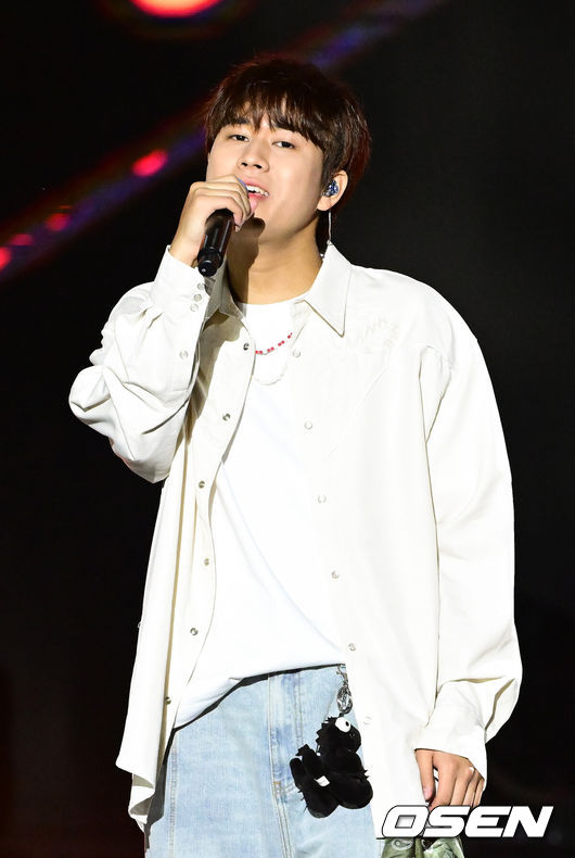 [OSEN=김성락 기자]29일 오후 서울 강남구 영동대로에서 ‘2024 영동대로 K-POP 콘서트’가 열렸다. 이날 콘서트에는 국카스텐, 라키, 솔라, 에이핑크, 오마이걸, 원어스, 이무진, ITZY가 참석해 화려한 무대를 선보였다.가수 이무진이 멋진 공연을 펼치고 있다. 2024.09.29 / ksl0919@osen.co.kr