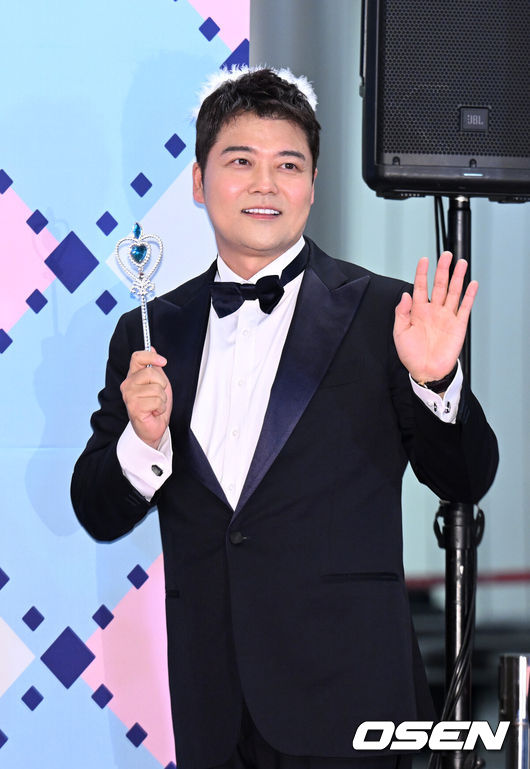 [OSEN=이대선 기자] 29일 오후 서울 상암 MBC 미디어센터에서 2022 MBC 방송연예대상 레드카펫 행사가 진행됐다.방송인 전현무가 레드카펫을 밟고 있다. 2022.12.29 /sunday@osen.co.kr
