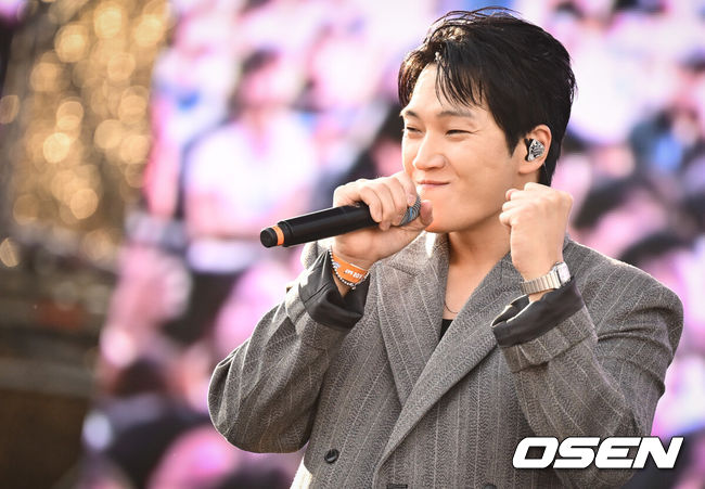 [OSEN=조은정 기자] ‘그랜드 민트 페스티벌 2024(Grand Mint Festival 2024, 이하 GMF2024)’가 2일 서울 송파구 올림픽공원에서 진행됐다.11월 2~3일 진행되는 GMF2024 2주차에는 ‘10CM(십센치)’, ‘ATEEZ(에이티즈)’, ‘쏜애플’, ‘스윗소로우’, ‘규현’, ‘CNBLUE(씨엔블루)’, ‘소란’, ‘FTISLAND(FT아일랜드)’, ‘권진아’, ‘김필’, ‘홍이삭’, ‘나상현씨밴드’, ‘유다빈밴드’, ‘pH-1’, ‘소수빈’, ‘글렌체크’, ‘E SENS(이센스)’, ‘THE SOLUTIONS(솔루션스)’, ‘다운’, ‘dori(도리)’, ‘HYNN(박혜원)’, ‘김수영’, ‘허회경’, ‘신인류’를 비롯한 총 34팀이 무대에 오른다.김필이 공연을 하하고 있다. 2024.11.01 /cej@osen.co.kr