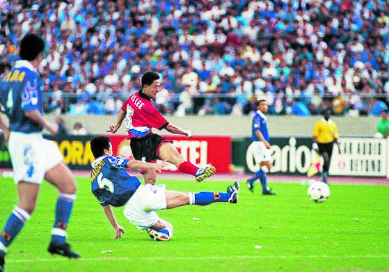 이민성(가운데)이 1998 프랑스월드컵 아시아 예선 일본전에서 역전골을 터트리고 있다. [중앙포토]