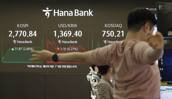 새 정부가 출범한 4일 한국 증시는 큰 폭의 오름세를 보이며 산뜻한 출발을 했다. 코스피는 전 거래일 대비 2.66% 오른 2770.84로, 코스닥 지수는 1.34% 오른 750.21로 장을 마감했다. 이날 서울 외환시장에서 달러 대비 원화 가치는 3.6원 오른 1369.5원을 기록하며 강세를 이어갔다. [뉴시스]