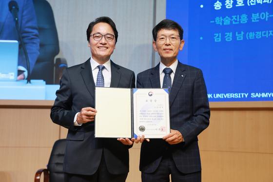 신학과 송창호 교수(오른쪽)가 2일 교내 홍명기홀에서 열린 표창장 전수식에서 제해종 총장과 기념사진을 찍고 있다.