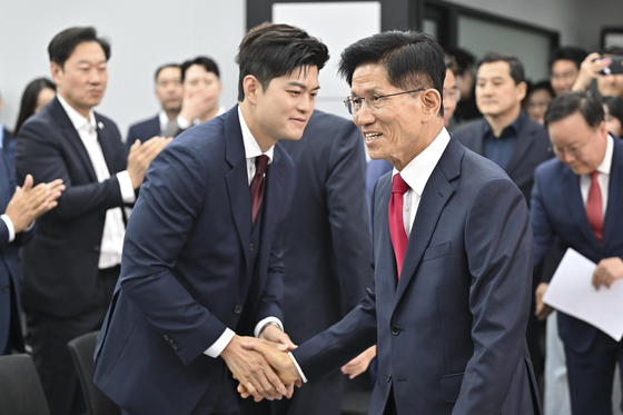 김문수 국민의힘 대통령 후보가 4일 서울 여의도 중앙당사에서 열린 제21대 대통령선거 국민의힘 중앙선거대책위원회 해단식에서 김용태 비대위원장과 인사하고 있다. 뉴스1