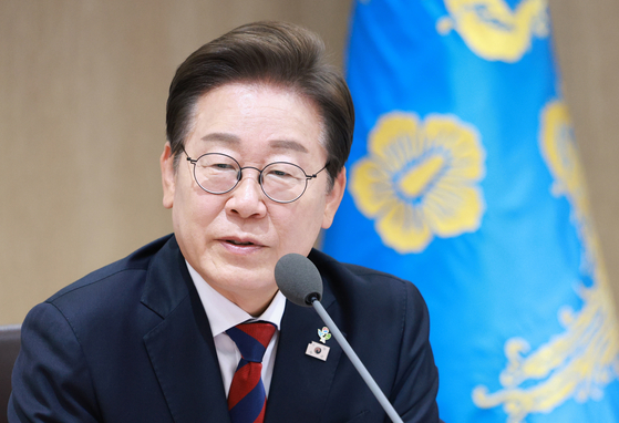 李대통령 가슴에 단 '찢어진 태극기' 배지, 어떤 의미 담겼나