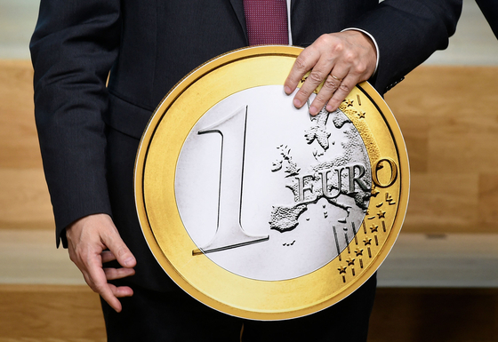 2018년 12월 3일 브뤼셀의 EU 본부에서 열린 유로그룹 회의에서 유로화 20주년을 기념하는 EU 동전 복제품이 선보여지고 있다. AFP=연합뉴스
