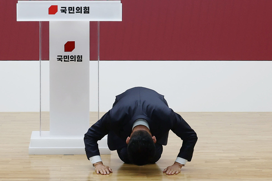 김문수 전 국민의힘 대선 후보가 4일 서울 여의도 국민의힘 당사에서 열린 중앙선대위 해단식에서 큰절하고 있다. 임현동 기자