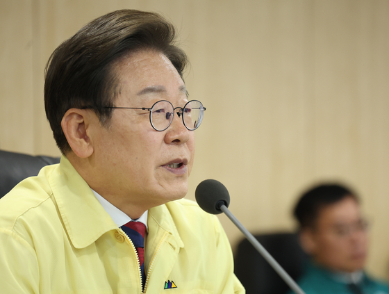 이재명 대통령이 5일 서울 용산 대통령실 청사 국가안전보장회의(NSC) 회의실에서 안전치안점검회의를 주재하고 있다. 대통령실사진기자단 동아일보 송은석