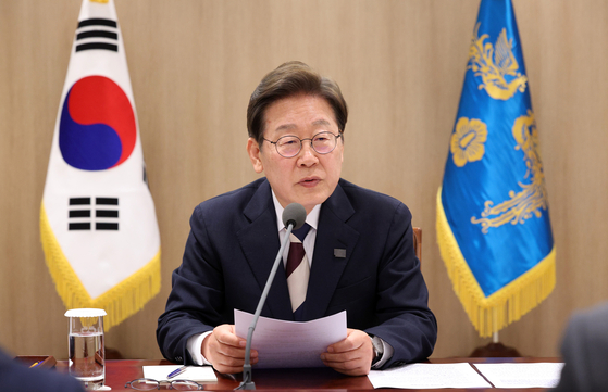 이재명 대통령이 4일 서울 용산구 대통령실에서 열린 1호 행정명령 비상경제점검TF 회의에 참석해 모두발언을 하고 있다. 대통령실사진기자단