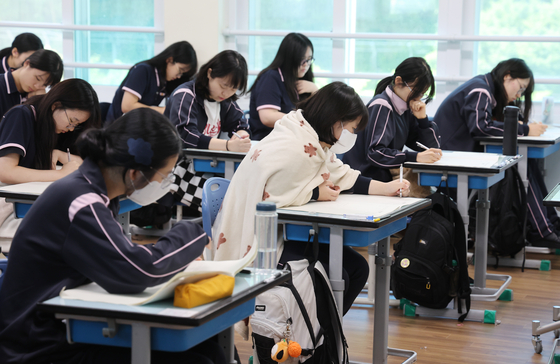 2026학년도 대학수학능력시험 6월 모의평가 시행일인 4일 오전 부산 사상구 주례여고 학생들이 문제를 풀고 있다. 연합뉴스