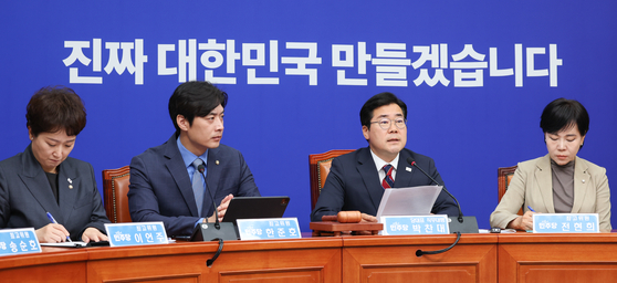 박찬대 더불어민주당 대표 직무대행 겸 원내대표가 5일 오전 서울 여의도 국회에서 열린 최고위원회의에 참석해 모두 발언하고 있다. 뉴스1