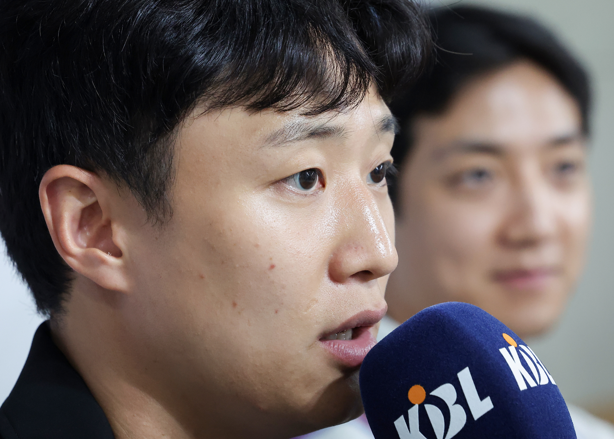 부산 KCC 이지스 허웅이 지난달 29일 서울 강남구 KBL센터에서 열린 동생 허훈 선수 입단식에서 취재진 질문에 답하고 있다. 연합뉴스
