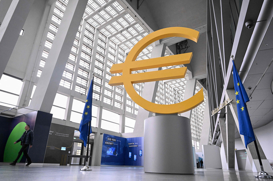 4월 17일 독일 서부 프랑크푸르트 암 마인에 위치한 유럽중앙은행(ECB) 본부에서 한 남성이 거대한 유로 로고를 지나치고 있다. AFP=연합뉴스