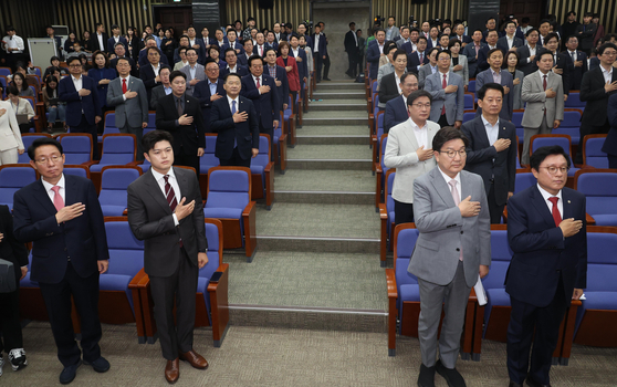 김용태 국민의힘 비상대책위원장과 권성동 원내대표를 비롯한 의원들이 5일 오전 서울 여의도 국회에서 열린 의원총회에서 국민의례를 하고 있다. 앞줄 왼쪽부터 김상훈 정책위의장, 김 비대위원장, 권 원내대표, 박형수 원내수석부대표. 뉴시스