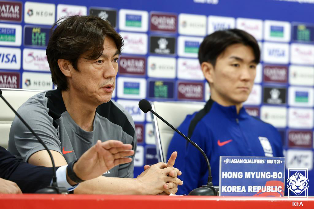 이라크 바스라국제경기장에서 열린 북중미 월드컵 아시아 3차예선 공식 기자회견에서 홍명보(왼쪽) 한국 대표팀 감독이 발언하고 있다. 오른쪽은 황인범. [사진 KFA]