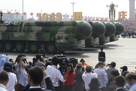 둥펑-41 대륙간탄도미사일(ICBM)이 지난 2019년 10월 1일 열린 건국 70주년 기념 열병식에 선보이고 있다.AP=연합뉴스