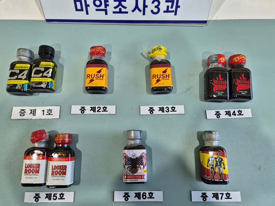 신종마약 '러쉬'를 화장품과 식품으로 위장해 국내로 밀수한 뒤 소셜네트워크서비스(SNS)에서 판매한 혐의로 베트남인이 세관 당국에 적발됐다. 사진 인천공항본부세관