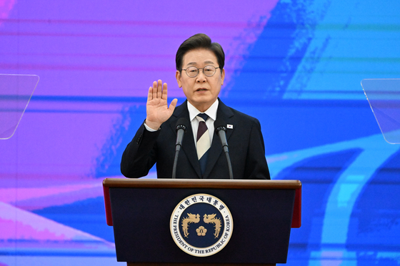 이재명 대통령이 4일 오전 국회에서 취임 선서를 하고 있다. 이 대통령은 취임사에서 “정쟁 수단으로 전락한 안보와 평화, 무너진 민생과 경제, 파괴된 민주주의를 다시 일으켜 세울 시간”이라며 “모든 국민을 아우르고 섬기는 ‘모두의 대통령’이 되겠다”고 밝혔다. [사진 국회사진기자단]