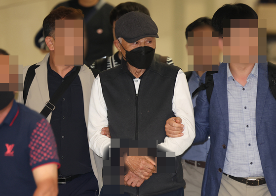 뉴질랜드에 머물던 허재호 전 대주그룹 회장이 지난달 27일 인천국제공항 2터미널을 통해 국내로 송환되고 있다. 연합뉴스