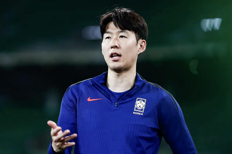 축구대표팀 손흥민이 4일(현지 시간) 이라크 바스라국제경기장에서 훈련에 앞서 발언하고 있다. 사진 대한축구협회