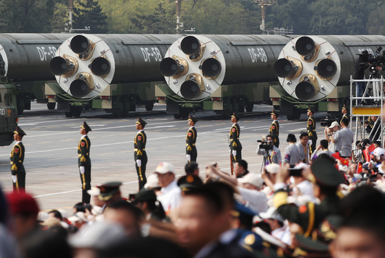 DF-5B 대륙간 탄도 미사일(ICBM)을 탑재한 군용 차량들이 지난 2019년 10월 1일 중국 베이징에서 열린 건국 70주년 기념 군사 퍼레이드에서 천안문 광장을 지나가고 있다. EPA=연합뉴스