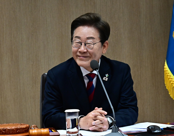 이재명 대통령이 5일 서울 용산 대통령실 청사에서 취임 후 열린 첫 국무회의를 주재하고 있다. 대통령실사진기자단