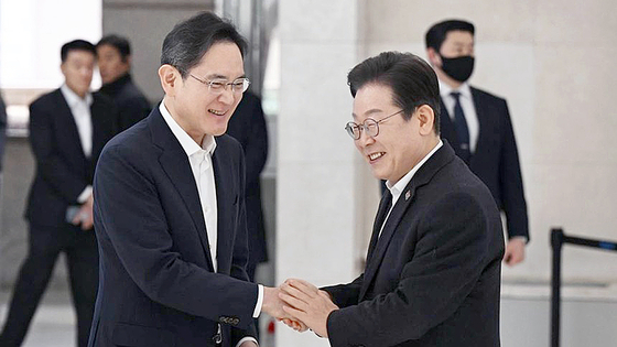 이재명 대통령(오른쪽)이 지난 3월 서울 강남구 삼성 청년 소프트웨어 아카데미(SSAFY)에서 열린 간담회에서 마중 나온 이재용 삼성전자 회장과 인사하고 있다. 뉴스1