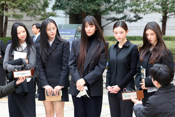 그룹 뉴진스(왼쪽부터 하니, 민지, 혜인, 해린, 다니엘)가 지난 3월7일 서울 서초구 서울중앙지방법원에서 어도어 측이 멤버들을 상대로 제기한 ‘기획사 지위보전 및 광고계약 체결 등 금지’ 가처분 첫 심문기일을 마친 후 취재진 질문에 답하고 있다. 뉴스1