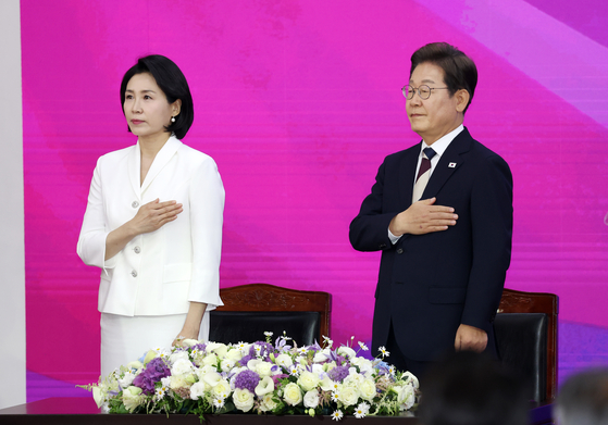 이재명 대통령과 부인 김혜경 여사가 4일 국회에서 열린 제21대 대통령 취임식에서 국민읳례를 하고 있다. 임현동 기자